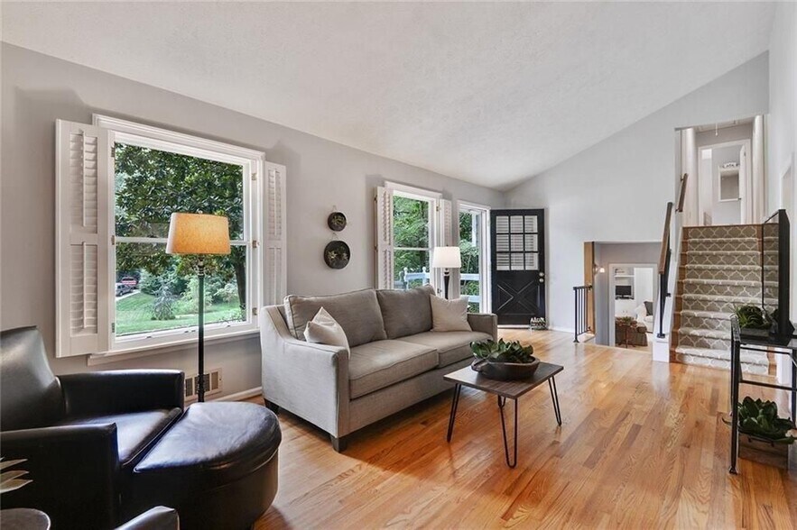Building Photo - 130 Cains Cove Dr