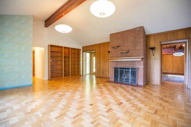 Building Photo - Mid Century 3 Bedroom Home Available Now i...