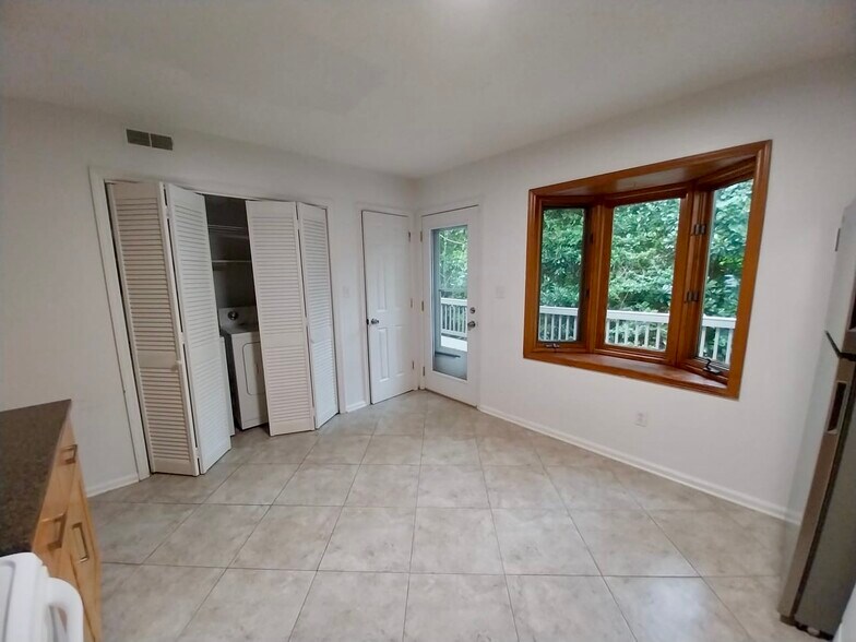 Pantry and laundry closet with washer and dryer included - 3239 Sunnymede Ln
