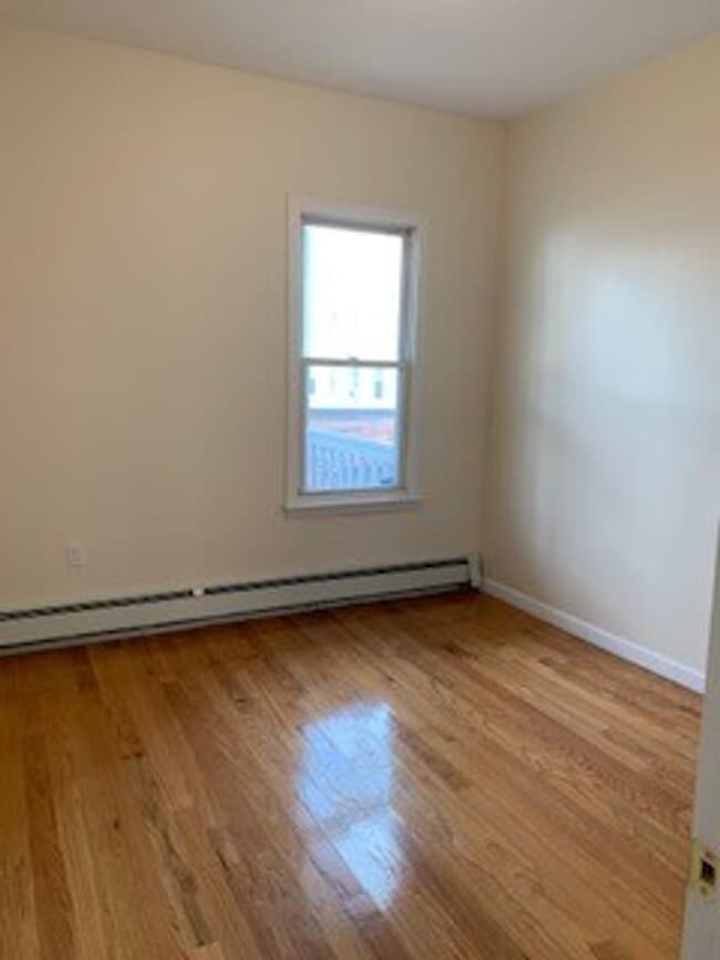 Building Photo - 16 Che