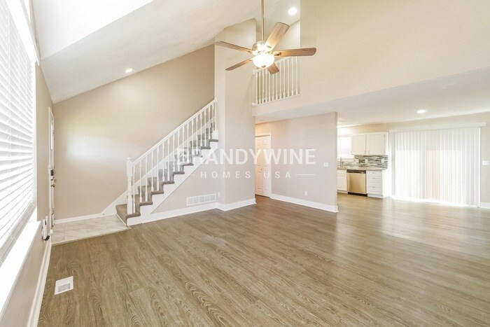 Building Photo - 13707 Bennington Ave