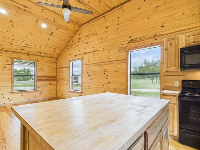 Building Photo - 2/2 Custom Cabin