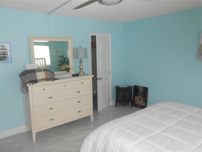 Building Photo - 4540 N Ocean Dr