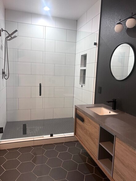 Master Bathroom - 1501 E Princeton Ave
