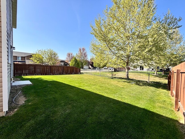Building Photo - Ready for Move In - Cedar Creek Spacious L...