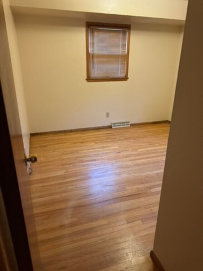 Building Photo - 3-Bedroom Single Family in a great neighborhood - Available October 15!