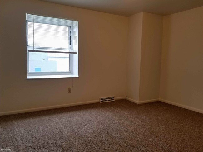 Building Photo - 2 br, 1 bath Townhome - 700 Hemlock Square