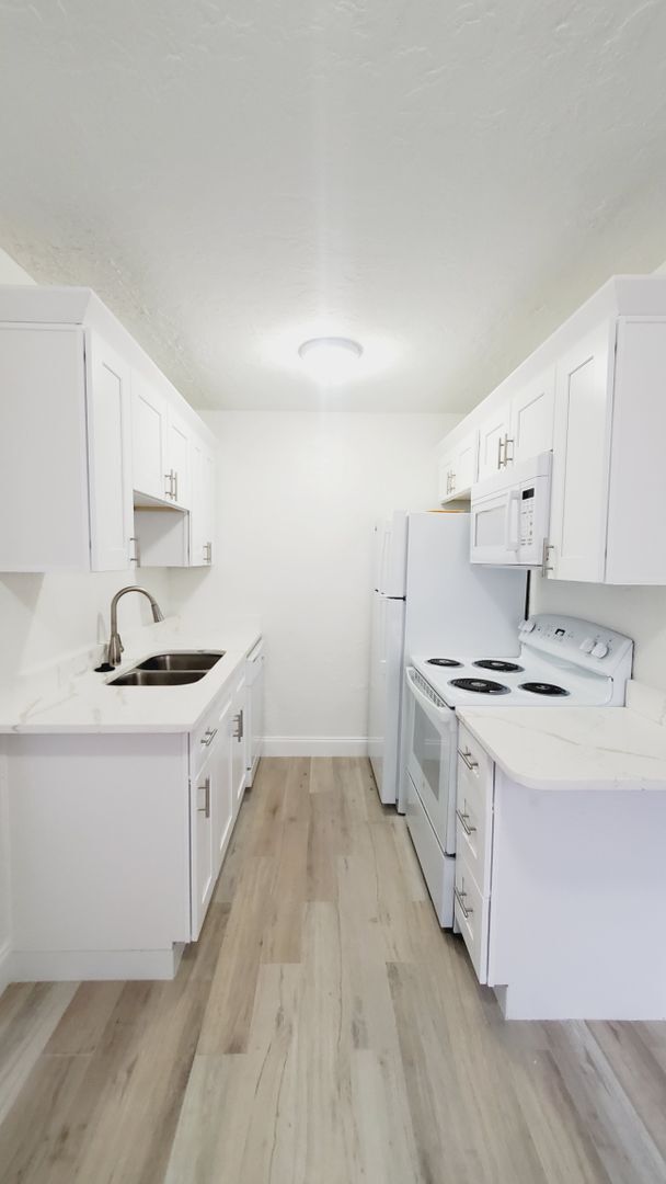 Building Photo - Coming Soon! 2 Bedroom, 1 Bathroom Home fo...