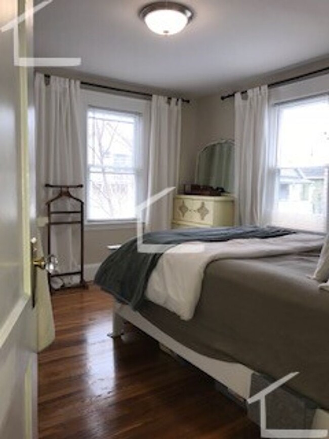 Building Photo - Spacious 3 bedroom with parking & water in...
