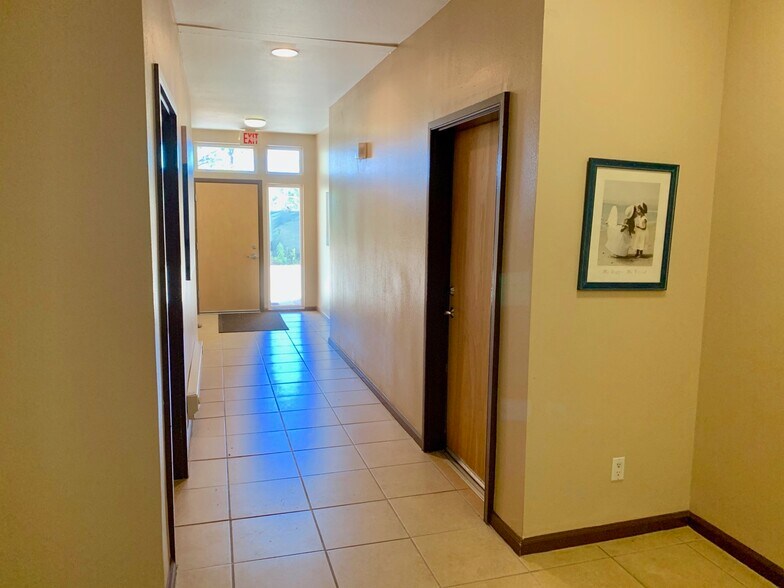 Main entryway to building - 21 Canyon View