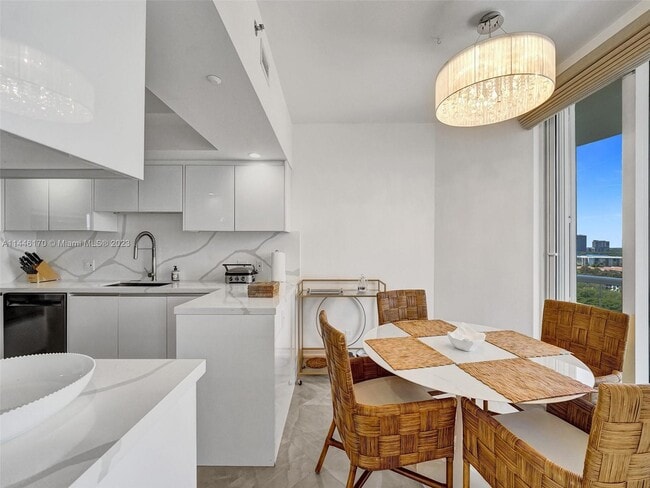 Building Photo - 7000 Island Blvd