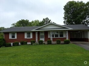 Building Photo - Beautiful 3 Bed, 2 Bath with walk out fini...