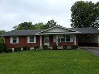 Building Photo - Beautiful 3 Bed, 2 Bath with walk out fini...