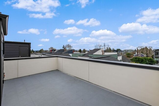 Building Photo - Stunning Modern Air-Conditioned Townhome in Coveted Whittier Heights