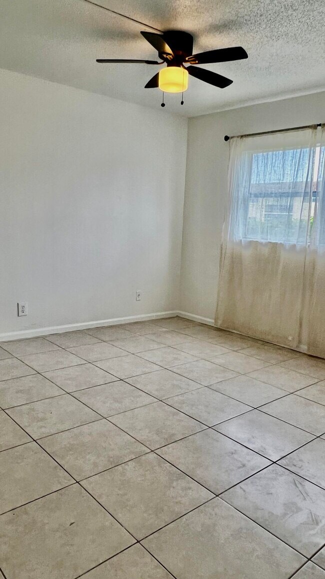 Building Photo - 9851 Sandalfoot Blvd