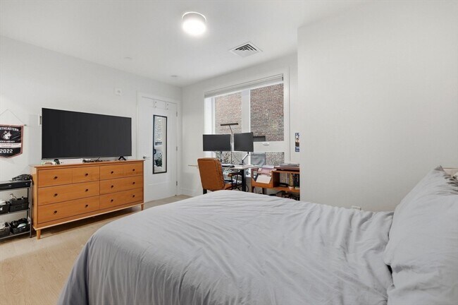 Building Photo - 301 Border St