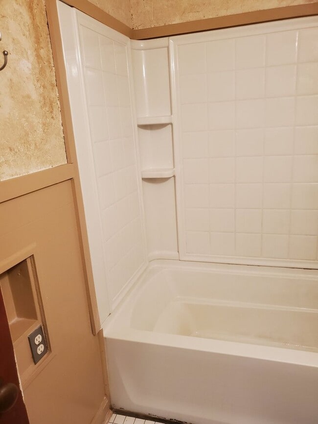 Building Photo - Nice 2 bedroom very near College Hill park