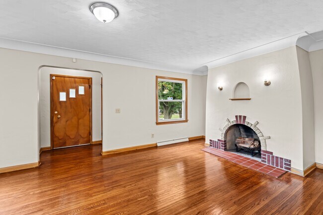 Building Photo - 2024 Southmoor Dr