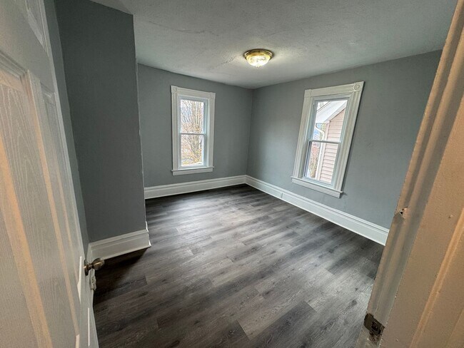 Building Photo - Renovated 3/1 Duplex In The Heart Of Pitcairn!! Available Now!