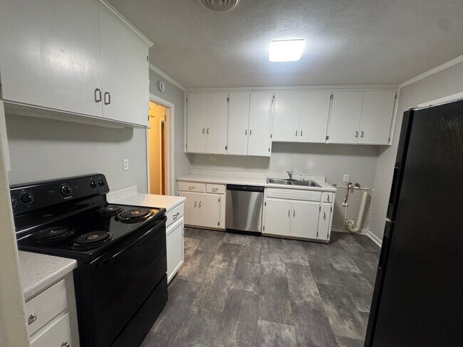 Building Photo - 1143 Lakewood Dr