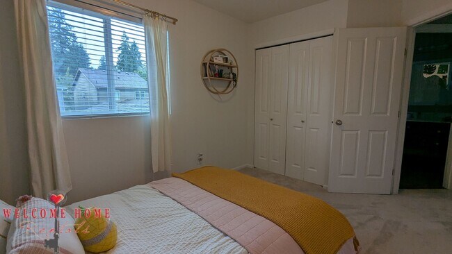 Building Photo - Flowing floorplan, minutes from I-5!!!