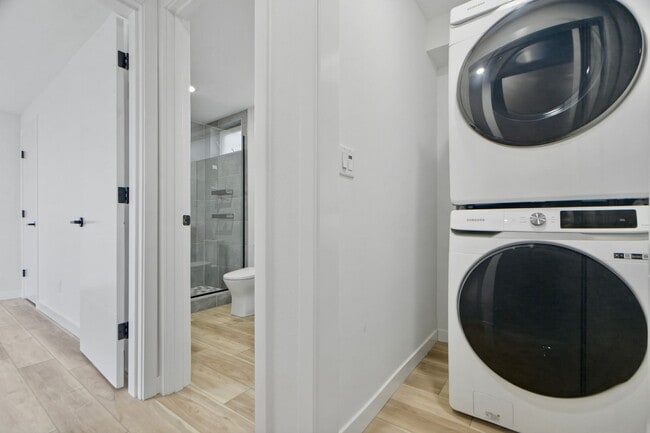 Building Photo - 3B3B cozy townhome