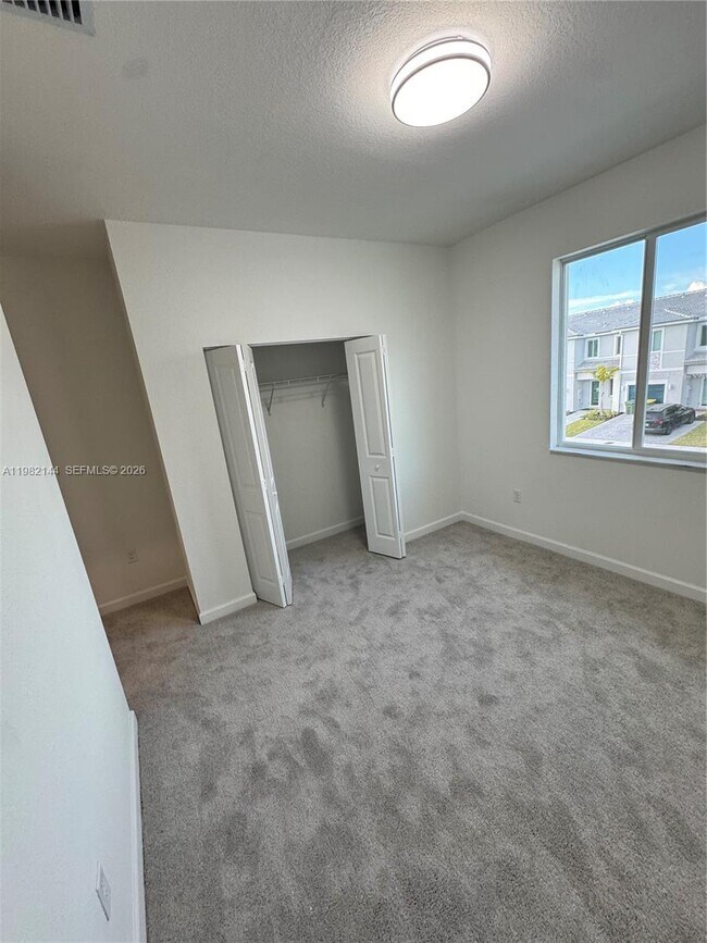 Building Photo - 656 SE 14th Ct