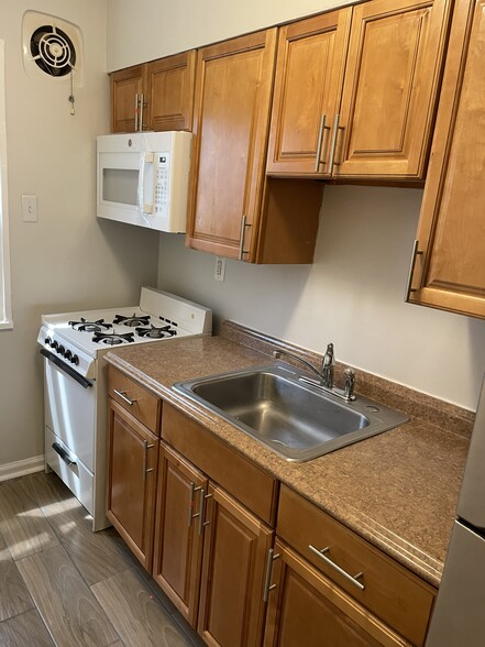 kitchen - 868 Bellevue St SE