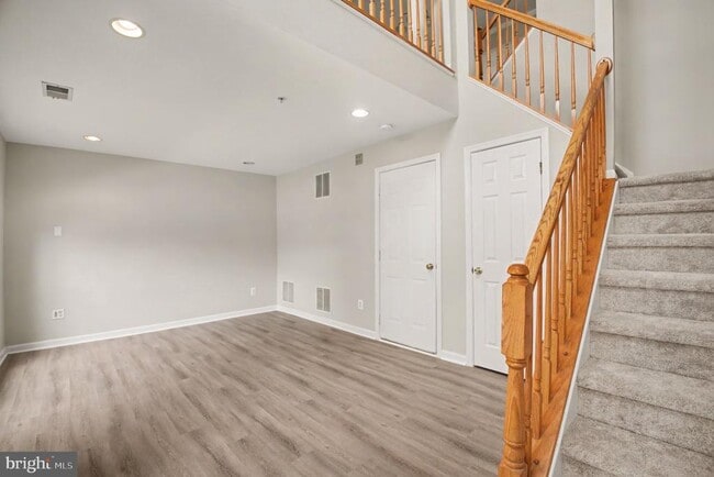 Building Photo - 100 Meadows Ln