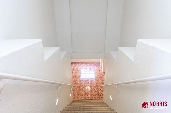 Building Photo - Beautiful Large Home Available Now!