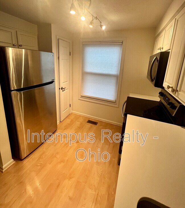 Building Photo - 2071 Stratford Ct