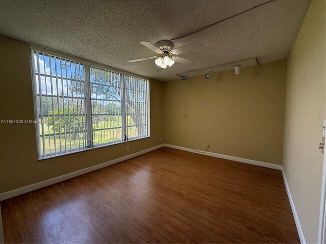 Building Photo - 3351 S Palm Aire Dr