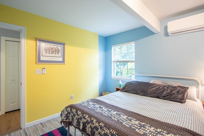 Building Photo - For Rent – Beautifully Updated Townhome in Gull Point a Waterfront Community