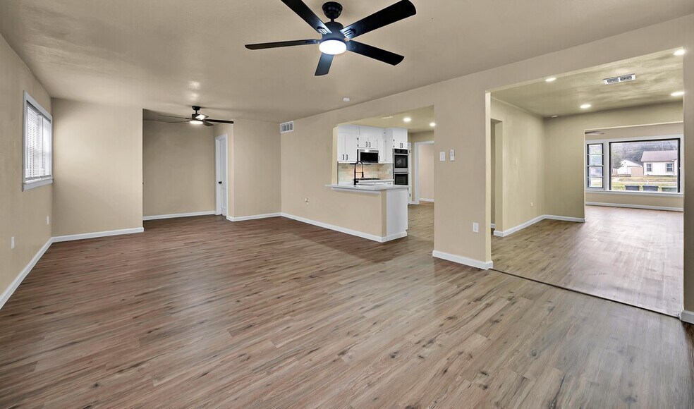 Building Photo - 3225 Edmond Ave