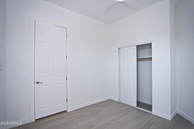 Building Photo - 9414 S 7th Pl