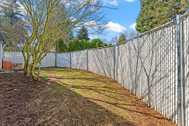 Building Photo - Rare 2 bedroom 1 bath HOUSE by Columbia River Marina!