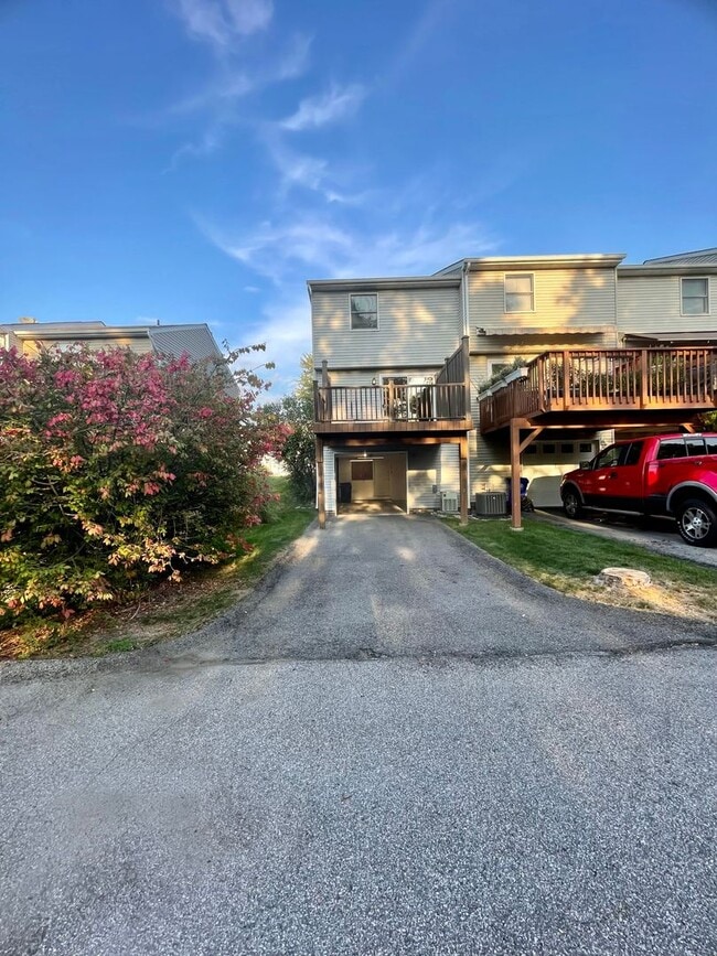 Building Photo - 2 Bed 1.5 Bath- Oakdale PA! Hawthorne Vill...