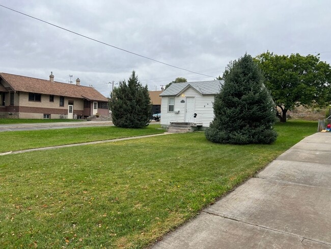 Building Photo - 1-2 Bedroom 1 Bath House with Garage, Newl...