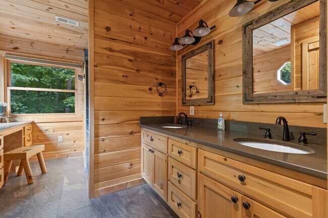 Building Photo - 202 Oak Ledge Rd