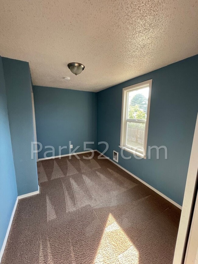Building Photo - 3 Bedroom Tacoma Single Family Home- Pet Friendly!