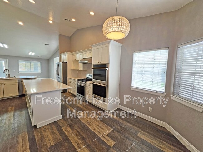 Building Photo - 3630 E Vineyard Dr N