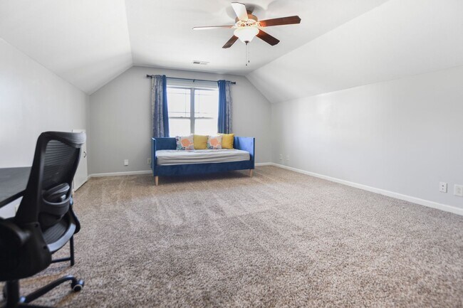 Building Photo - Pet Friendly Three Bedroom with Bonus!