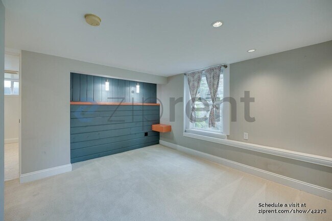 Building Photo - 4522 NE 54th St