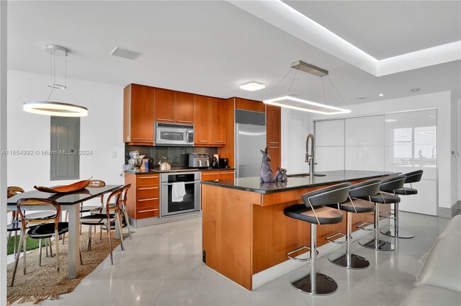 Kitchen - 901 Brickell Key Blvd