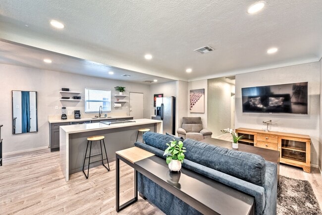 Primary Photo - Charming 2 bedroom