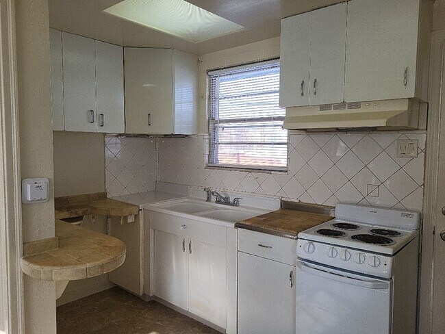 Primary Photo - 915 Willow St