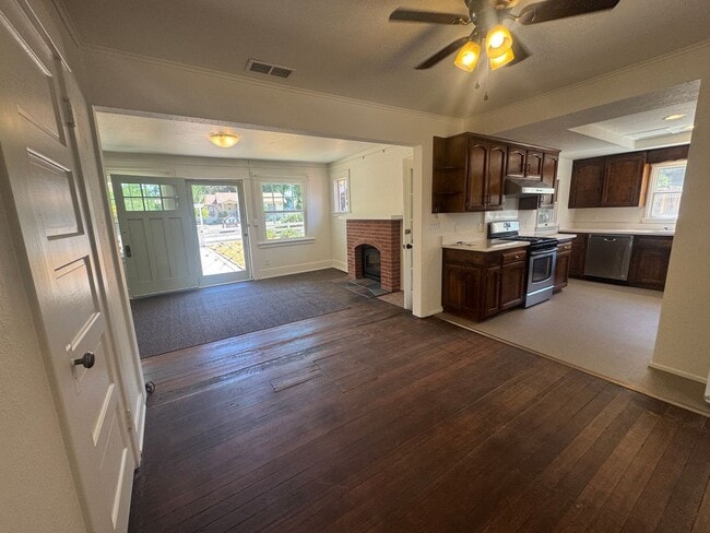 Building Photo - 3 Bedroom, 2 Bath Home for Lease