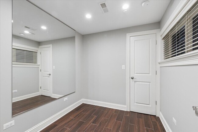 Building Photo - 1441 W Wolfram St