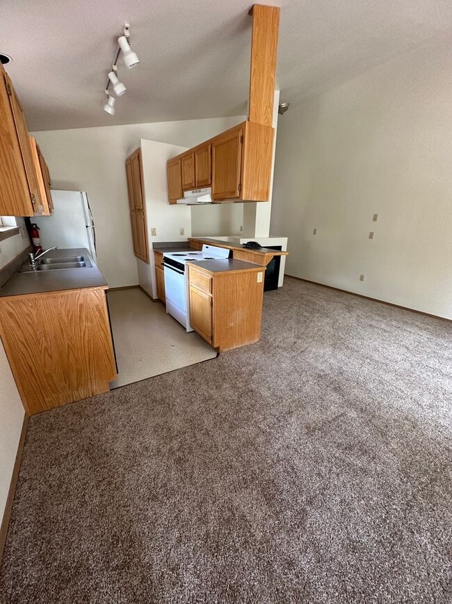Building Photo - Townhouse Close to COCC! All New Carpet & ...