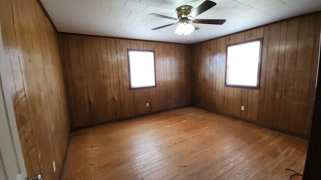 Building Photo - 605 N Front St